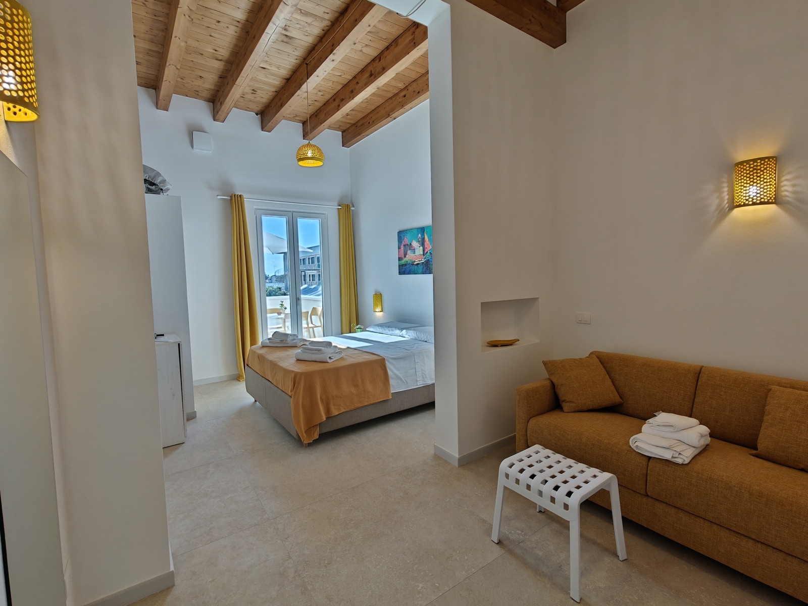 Vista d'insieme della Camera Gialla con lampade in ceramica