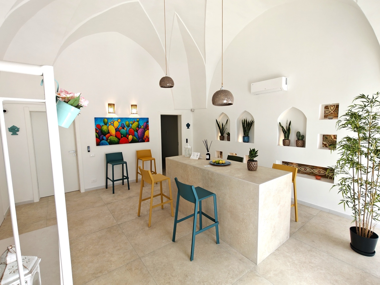 Sala colazione con volta a stella salentina e arredi colorati