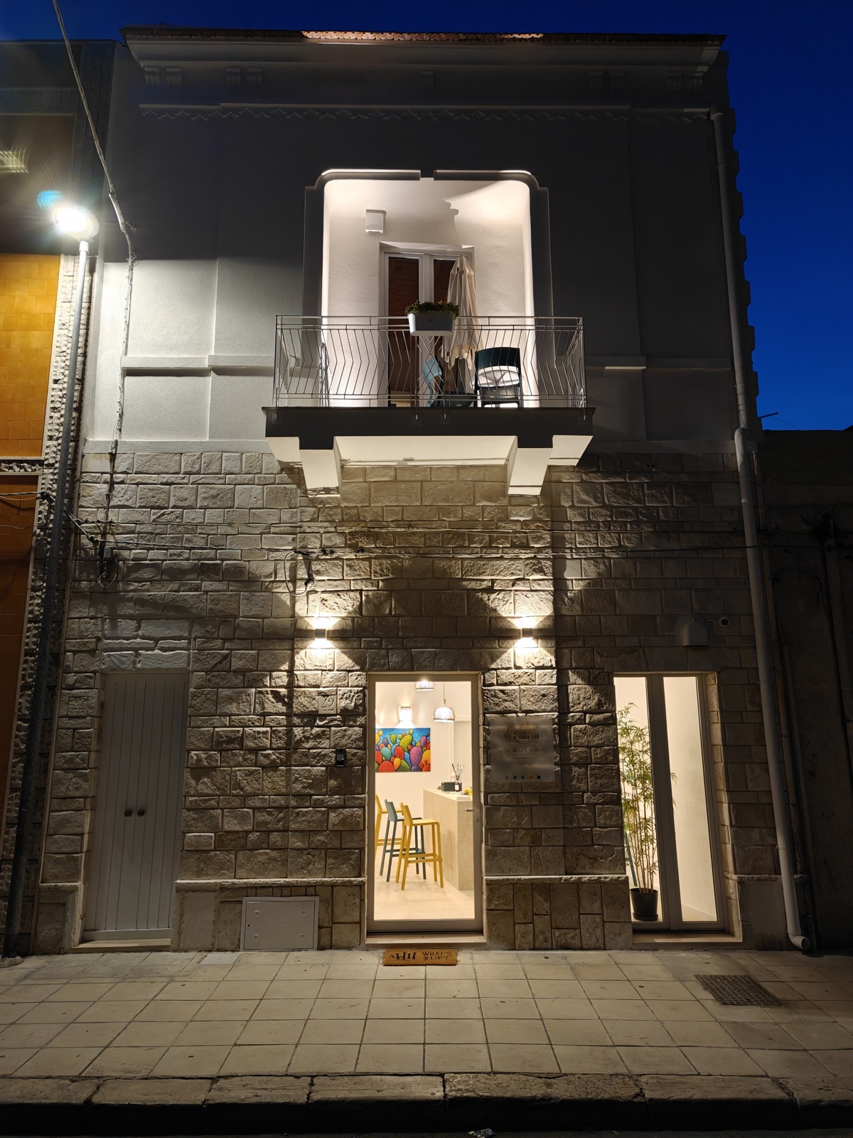 Facciata del B&B I Colori del Borgo a Pulsano illuminata all'ora blu